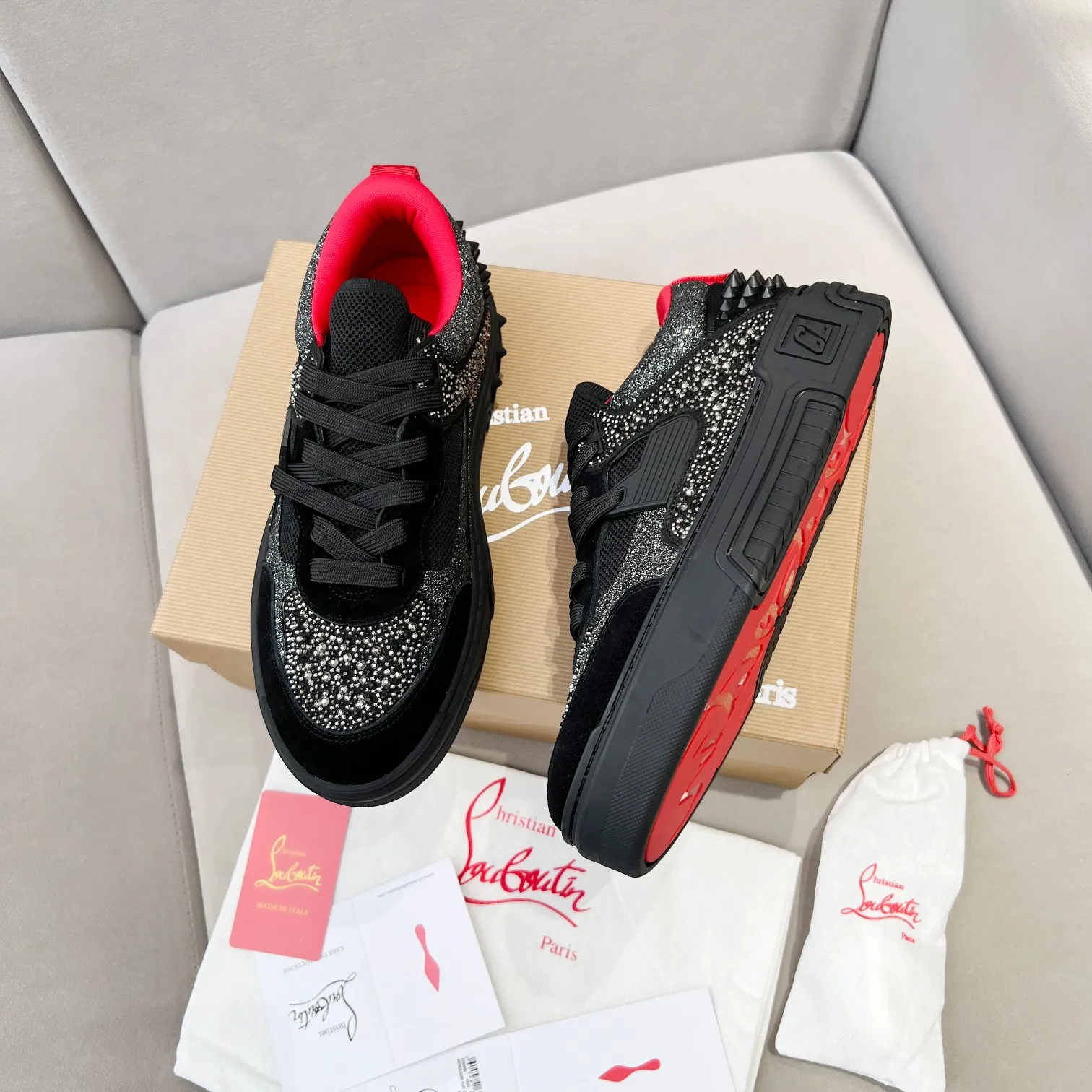 Men's clothing and shoes 💰760. Diamond face 🌹🌹🌹̋ Wang Junkai Yang Mi Xu Kai Zhang Jingyi Ding Chengxin Chen Muchi Wang Ziyi Same style Christian Louboutin Road Platinum 2024 [New product] Diamond face ASTROLOUBI Unisex thick-soled sports shoes red-soled shoes perfectly integrate fashion and sports, The fabrics are made of luxurious calfskin, soft suede, smooth satin and laminated leather, and the back is decorated with classic rivets. The interior is blended with a knitted tongue for added durability, breathability and quick-drying comfort. The outsole is made of a combination of EVA foam and imported rubber, and the colorful CL iconic letters on the side of the outsole show the brand's unique style. It is a ceiling-level comfortable skate shoe! ! ! Multiple colors available, currently male and female sizes 35--44